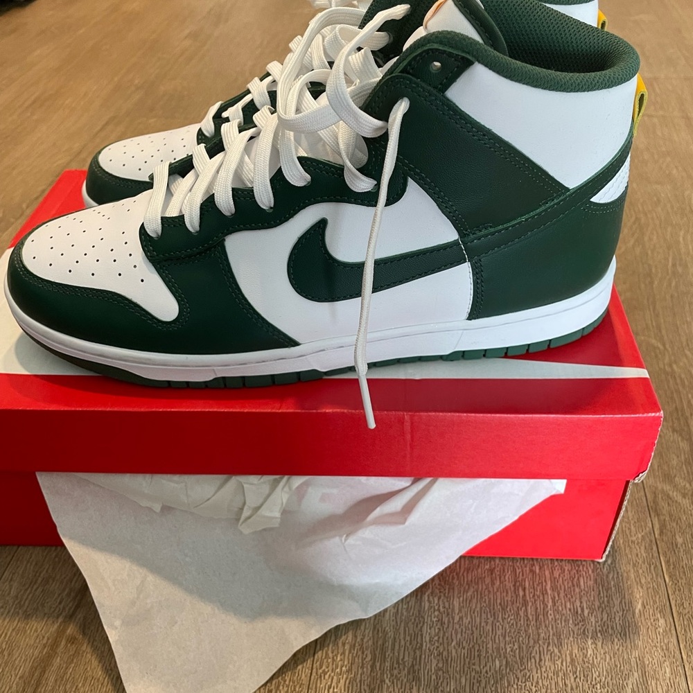 Mens Nike Australia Retro Dunk HI in Excellent condition Size 11 worn once